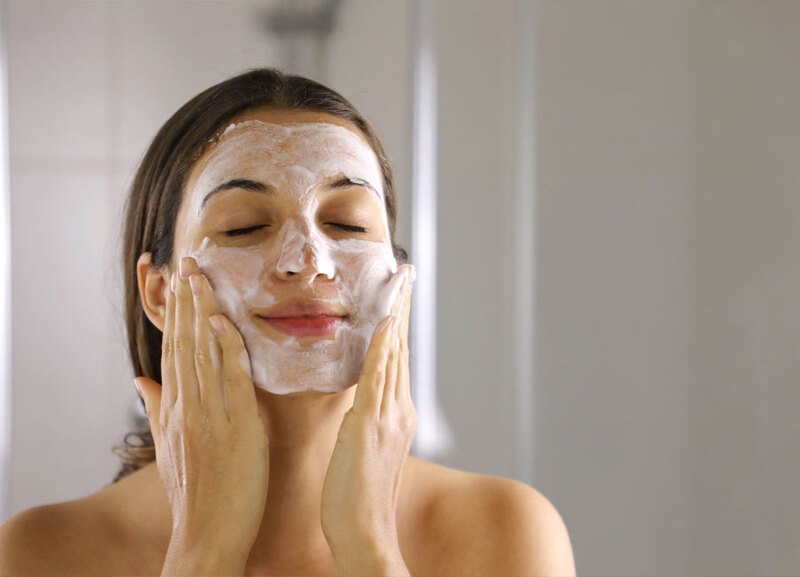 Tránh sử dụng sữa rửa mặt sau khi phun lông mày