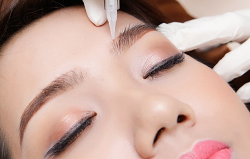 Kỹ thuật viên có tay nghề sẽ thực hiện thao tác đi kim, đưa mực đều đặn