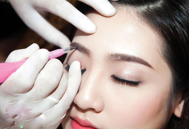 Kỹ thuật phun mày nếu lỗi thời có thể khiến khuôn mặt bị già đi