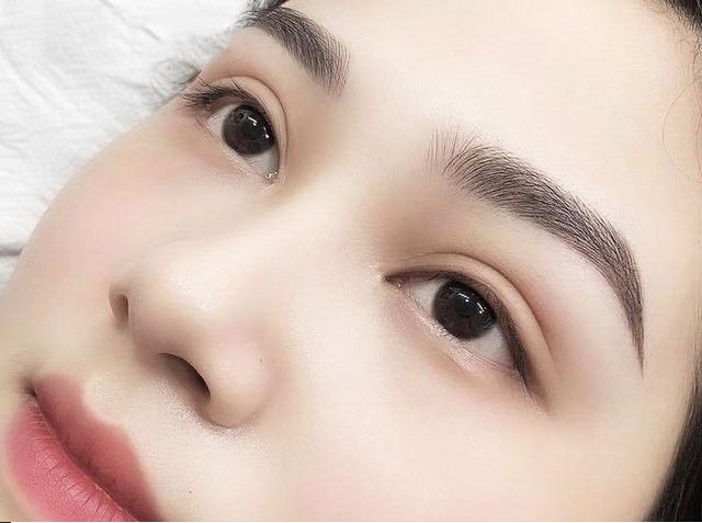 Khách hàng nên lựa chọn cơ sở thẩm mỹ ứng dụng kỹ thuật phun mày hiện đại, kỹ thuật viên có chuyên môn để tạo dáng mày phù hợp
