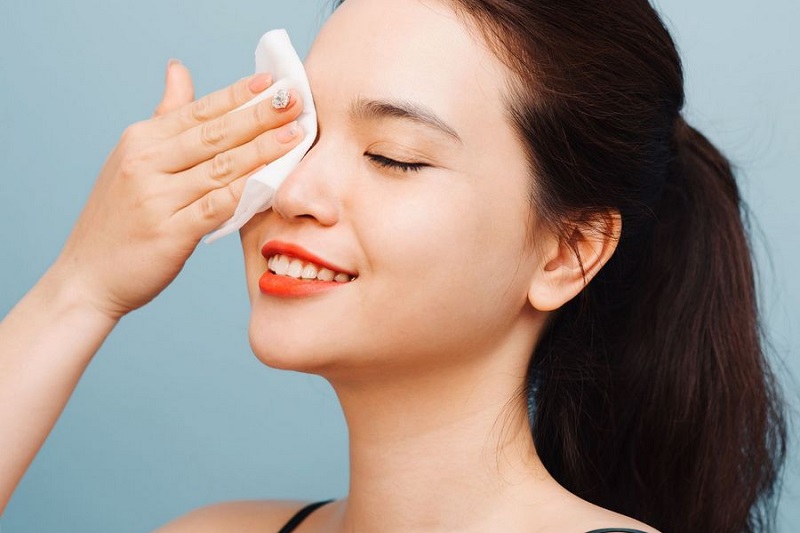 Vệ sinh mí mắt mắt sạch sẽ hàng ngày