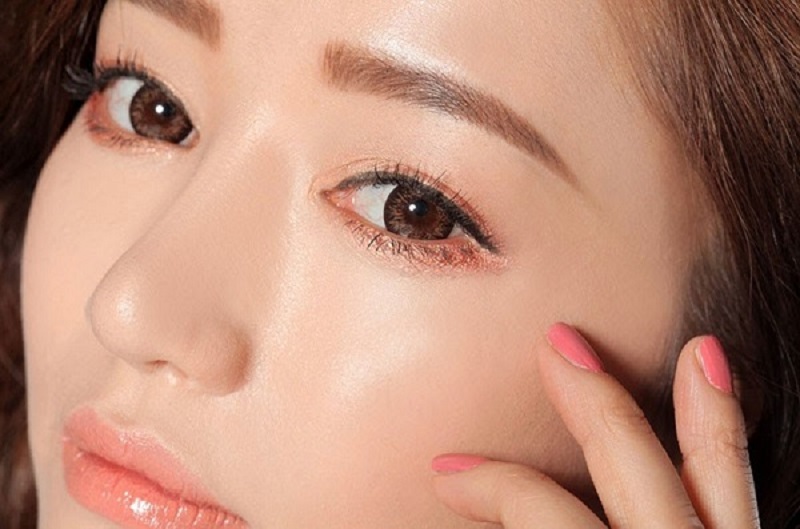 Chị em cần chú ý chăm sóc mí mắt cẩn thận