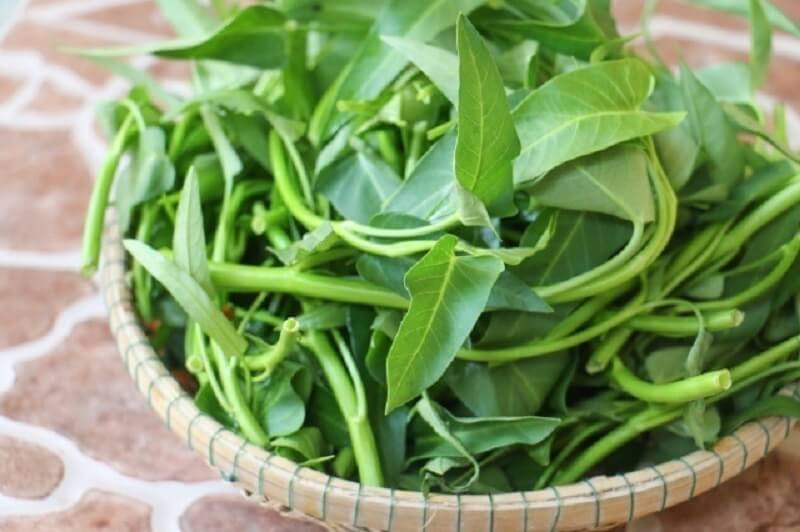 Ăn rau muống quá sớm có thể hình thành sẹo ở mí mắt