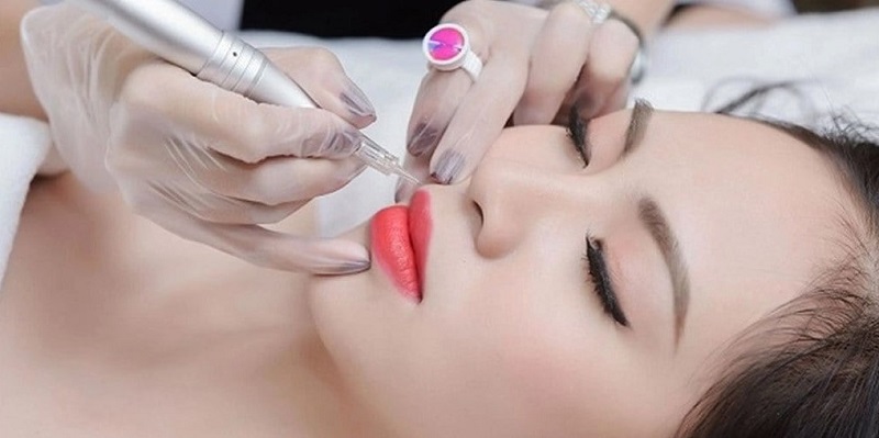 Phun xăm môi khách hàng sẽ được ủ tê trước khi thực hiện
