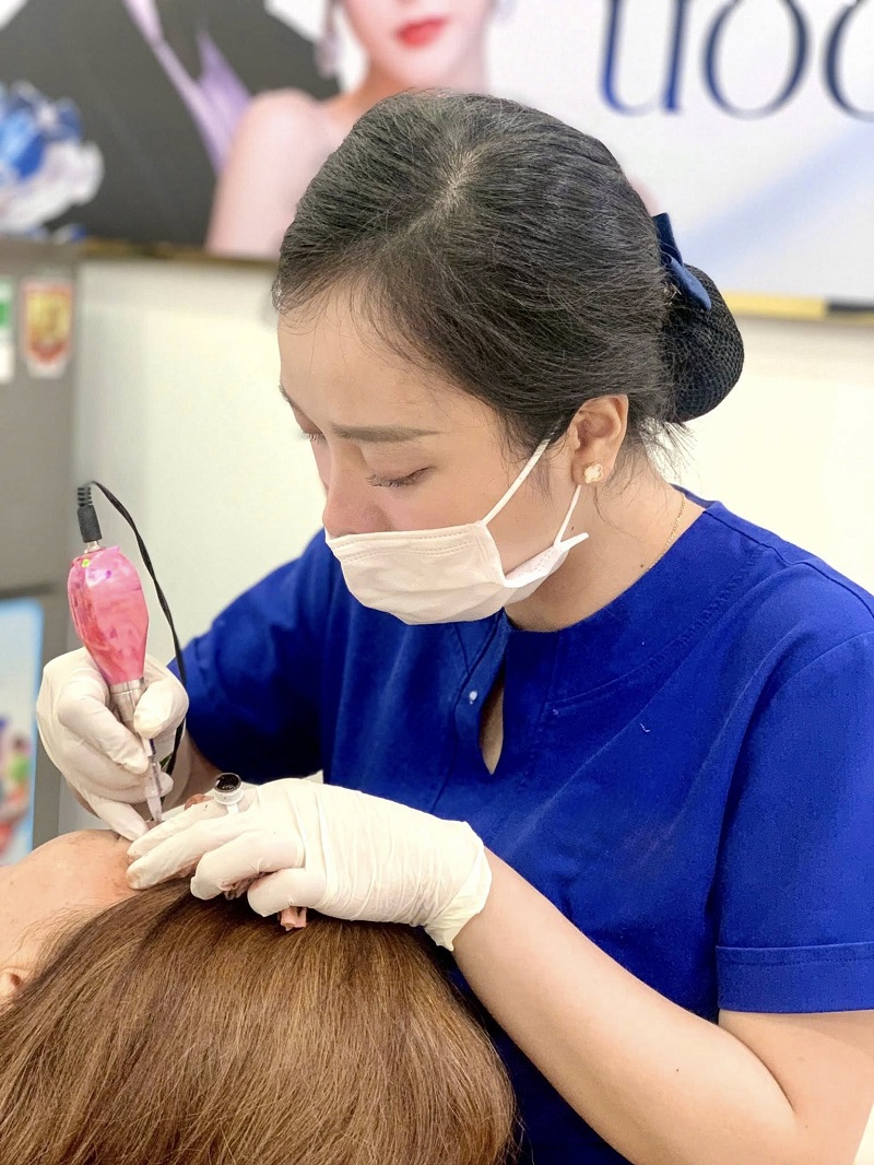 Kỹ thuật viên có chuyên môn sẽ đi màu chính xác, hài hòa
