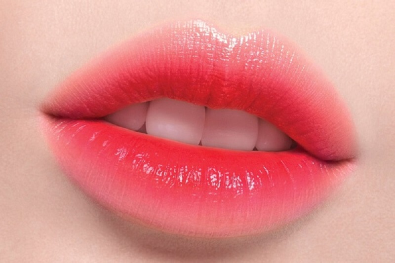 Phun môi ombre mang lạ độ chuyển màu trên môi