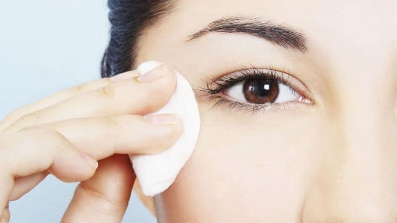 Vệ sinh mí mắt sạch sẽ sau phun