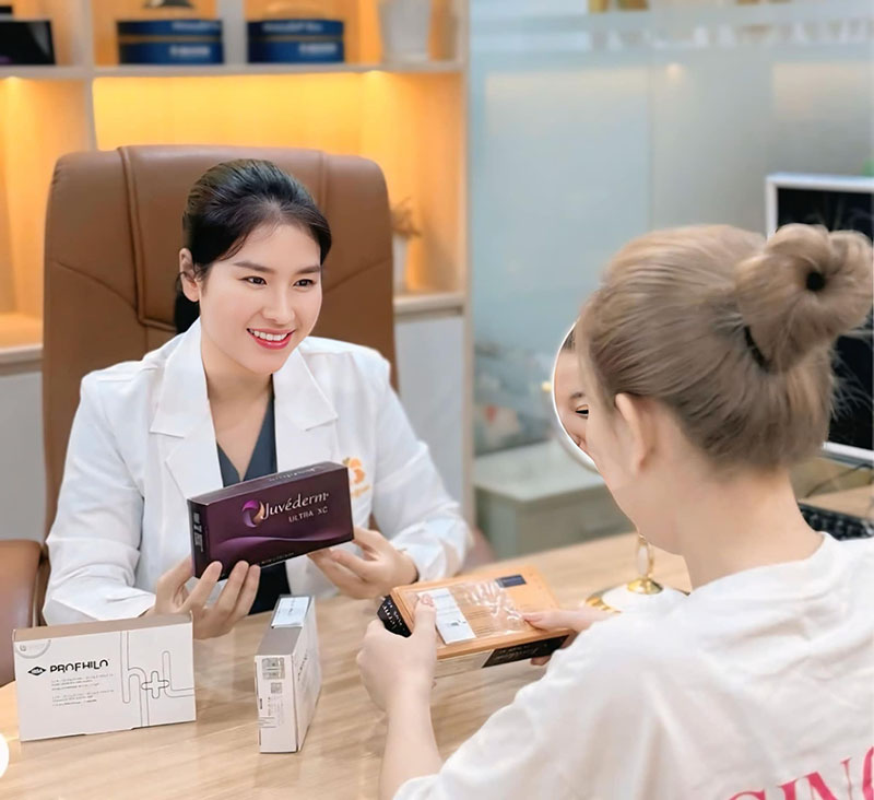 Bác sĩ chuyên khoa da liễu trực tiếp tư vấn và thăm khám vùng tiêm