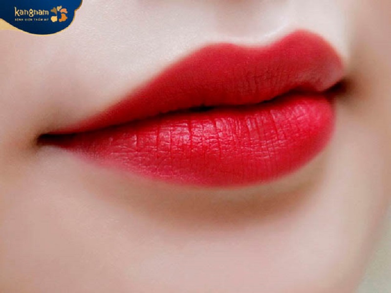Màu đỏ truyền thống phù hợp với nhiều màu da