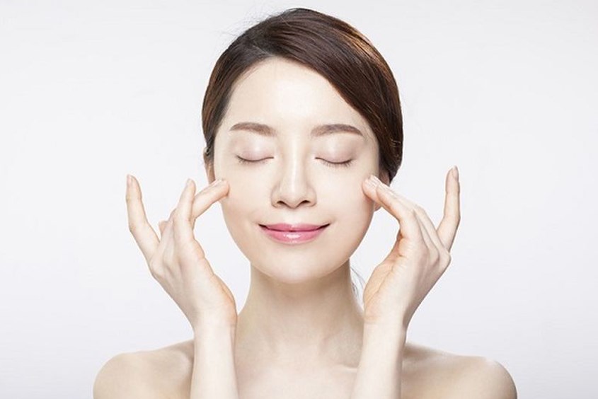 Thao tác massage mắt dưới đều đặn hàng ngày