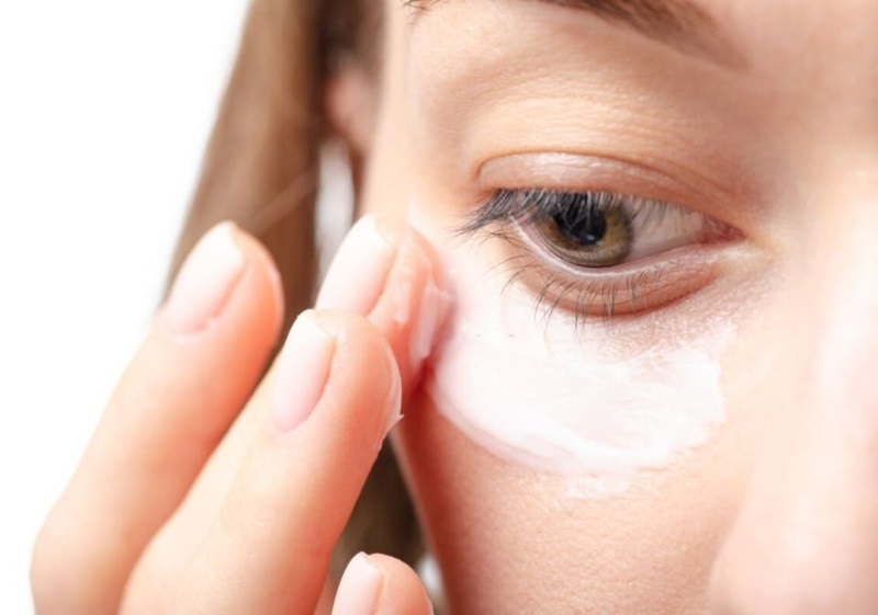 Bôi kem đặc trị bọng mắt theo chỉ định