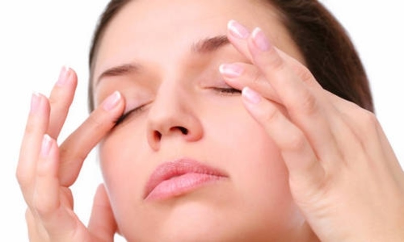 Massage mắt đều đặn hàng ngày