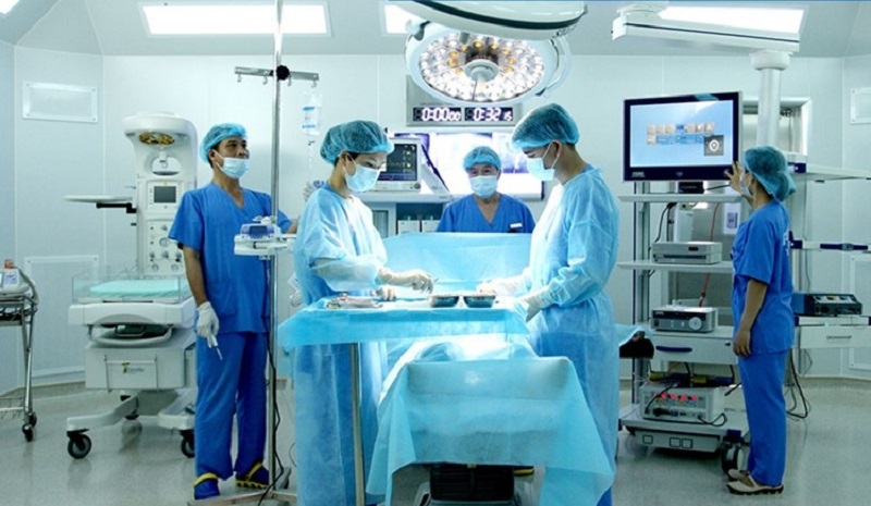Phẫu thuật được thực hiện trong phòng thủ thuật vô trùng