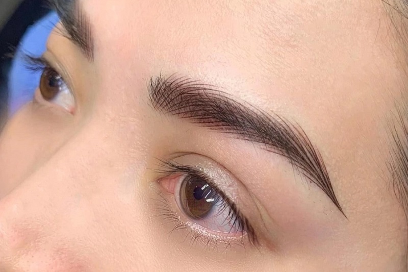 Kỹ thuật viên sẽ tỉa gọn lông mày trước khi phun thêu