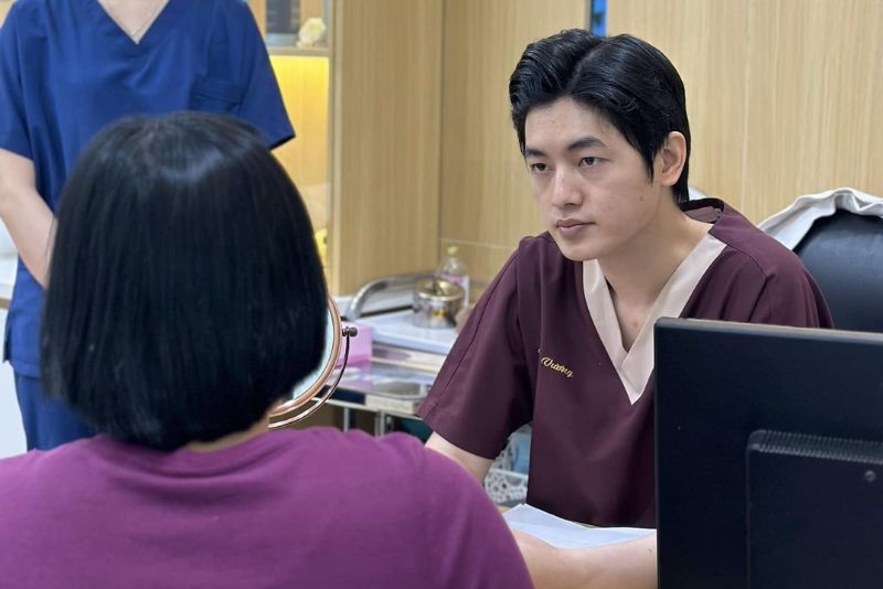 Thăm khám bác sĩ da liễu để điều trị đúng cách