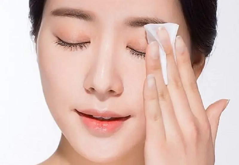 Vệ sinh làm sạch vùng chân mày theo hướng dẫn