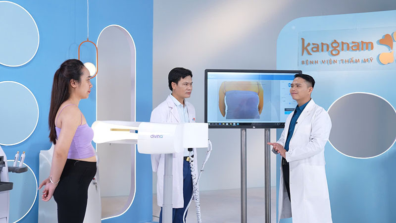 Bác sĩ thăm khám, tư vấn dáng ngực trước phẫu thuật