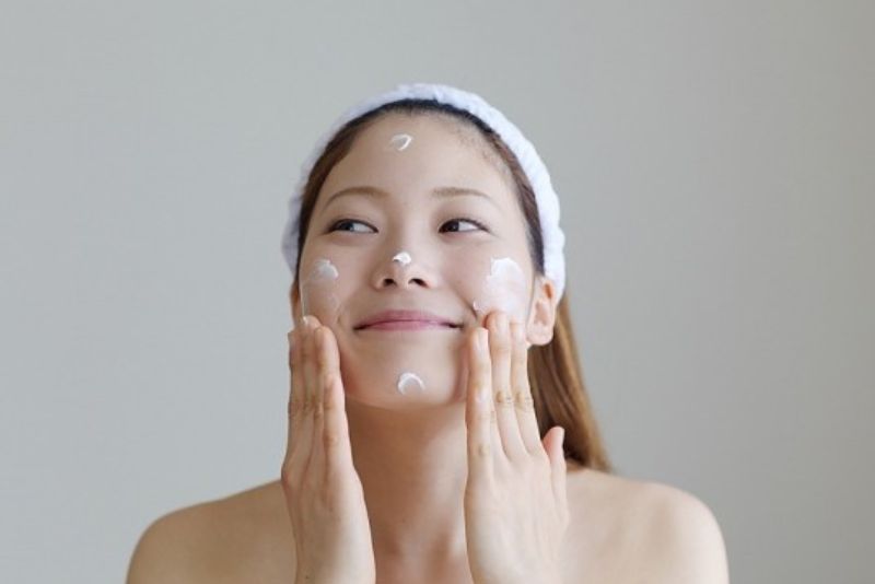 Thoa kem dưỡng dịu nhẹ sau khi tiêm meso