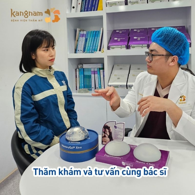 Bác sĩ Kangnam tư vấn túi ngực cho khách hầng
