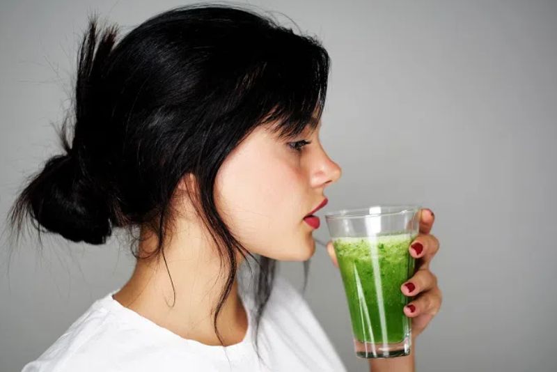 Saponin trong rau má kích thích cơ thể sản sinh collagen và elastin
