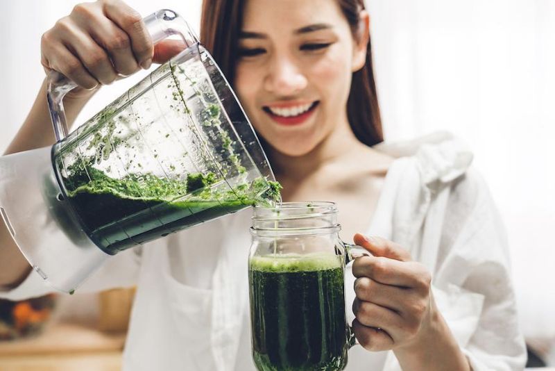 Uống nước ép hoặc sinh tố rau má