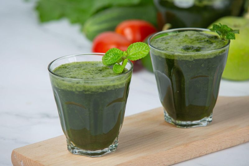 Nước rau má chứa các hoạt chất saponin và triterpenoids có thể hỗ trợ làm mờ thâm mụn