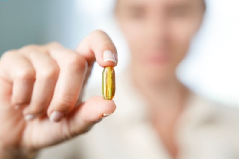 Uống vitamin E có thể hỗ trợ làm mờ thâm mụn