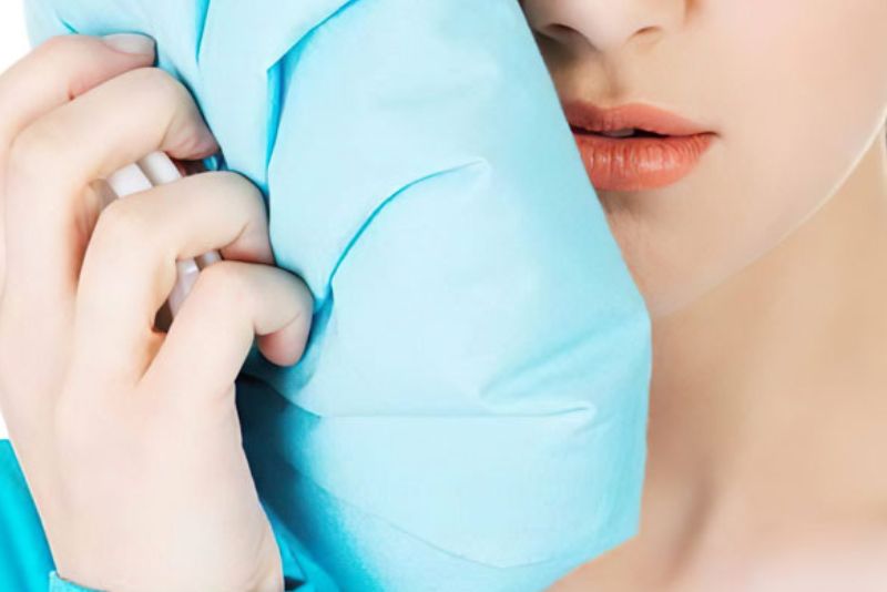 Chườm lạnh và chườm ấm giúp giảm bầm tím