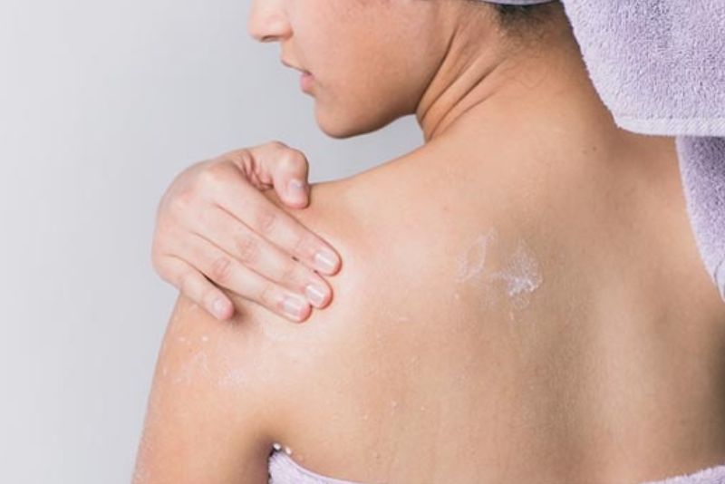 Dùng sản phẩm dưỡng cho vùng lưng