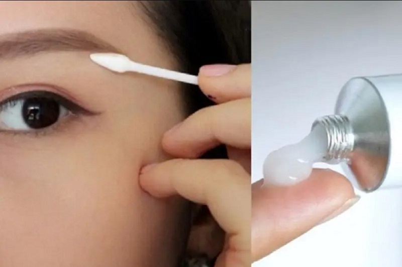 Thoa thuốc mỡ sau khi điêu khắc lông mày giúp vết thương nhanh hồi phục