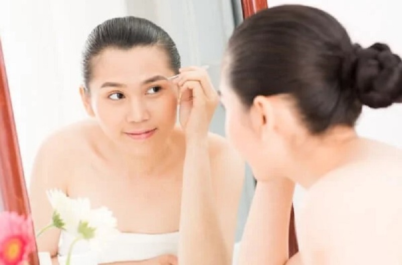 Vệ sinh lông mày sạch sẽ trước khi thoa thuốc