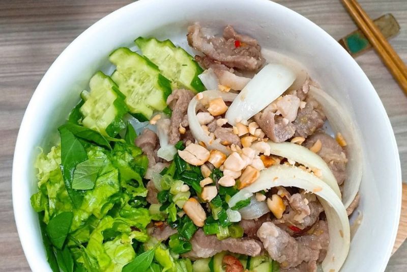 Nên ăn bún thịt heo nạc sau nâng ngực