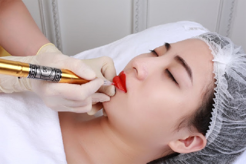 Nên thực hiện phun môi trước vì môi cần thời gian phục hồi