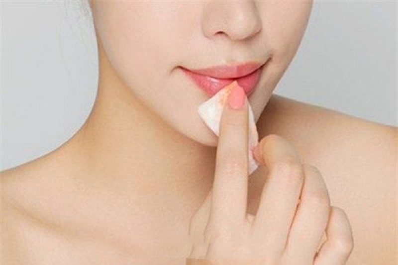 Vệ sinh môi sạch sẽ sau khi phun