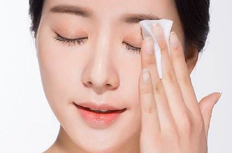Vệ sinh mí mắt sạch sẽ