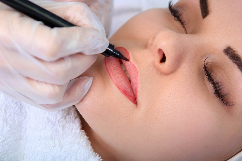 Nên để môi ổn định và lành lại mới thực hiện dặm môi