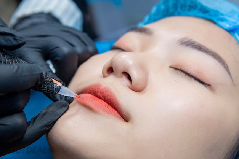 Phun môi khử thâm giúp màu mực lên chuẩn hết
