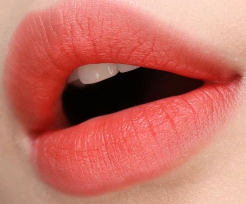 Màu đỏ san hô tươi trẻ, phù hợp với nhiều tông da