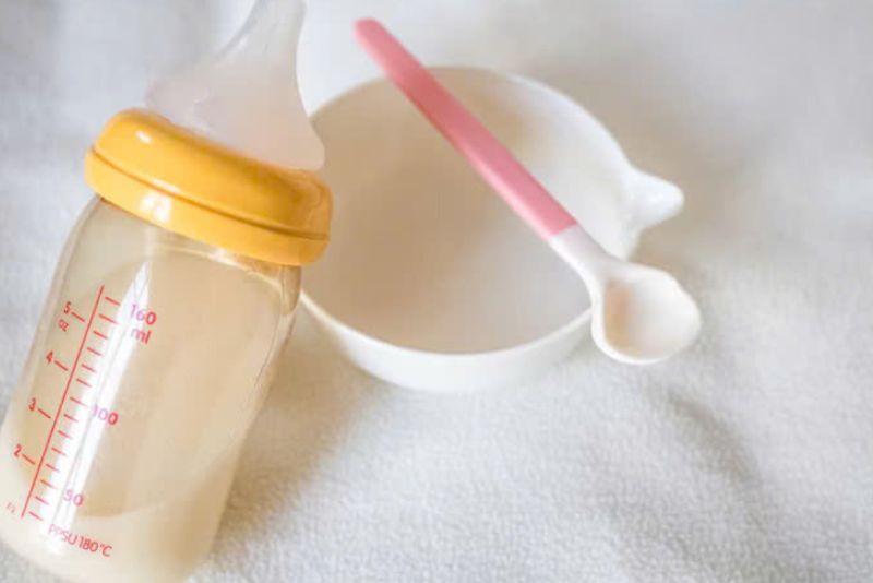 Thoa sữa mẹ với dầu dừa giảm thâm mụn