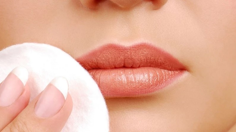 Vệ sinh môi sạch sẽ bằng nước mối sinh lý