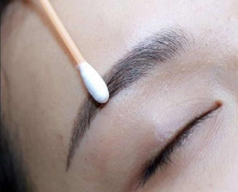 Nên vệ sinh lông mày sạch sẽ sau điêu khắc
