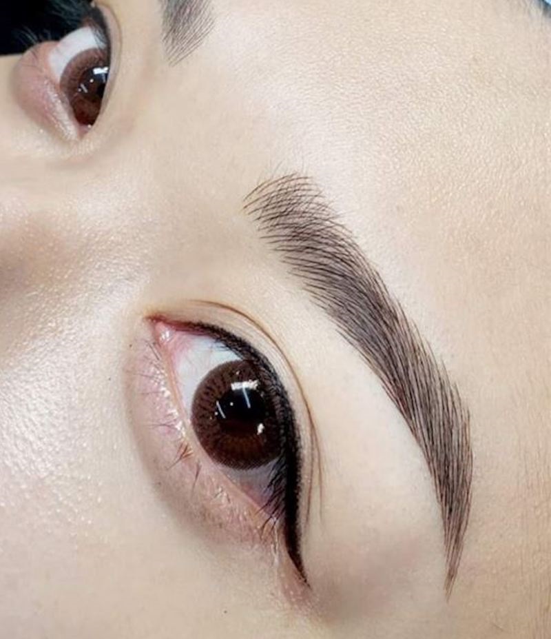 Mí mắt có thể bị viêm nhiễm nếu phun mí không đúng cách