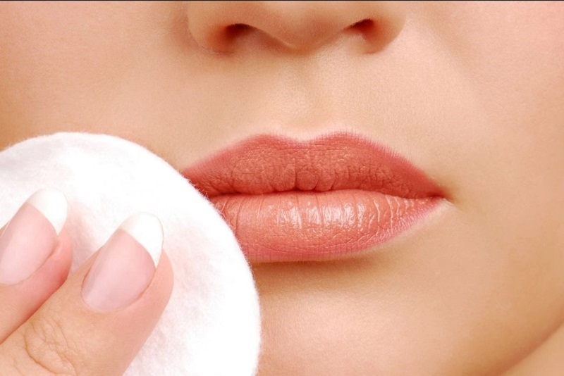 Vệ sinh môi sạch sẽ hàng ngày bằng nước muối sinh lý