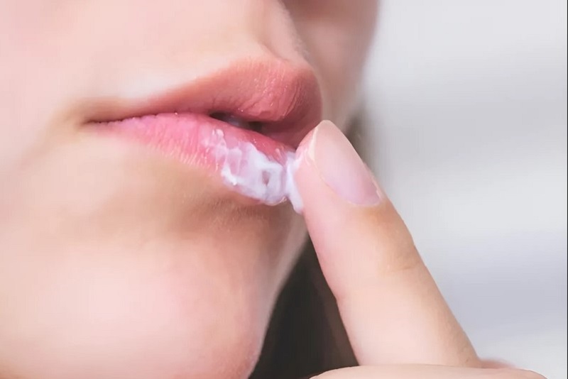 Thoa son dưỡng theo chỉ định của kỹ thuật viên