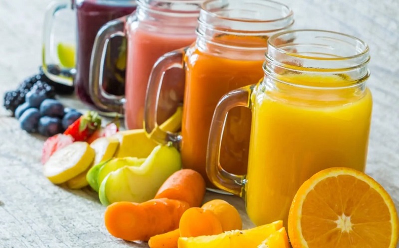 Uống nhiều nước để bổ sung dưỡng chất cho môi