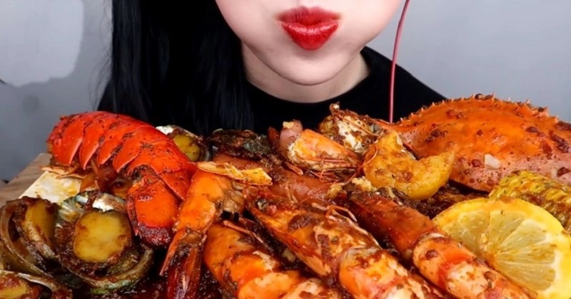 Tránh ăn hải sản, các nhóm thực phẩm gây ảnh hưởng đến màu sắc của môi