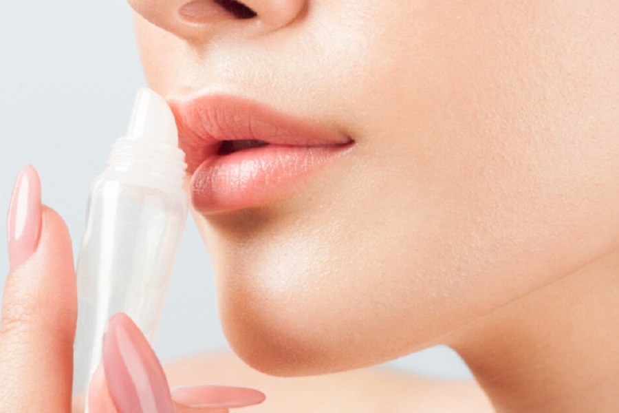 Thoa dưỡng môi để cung cấp độ ẩm cho môi