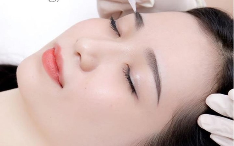 Phun thêu chân mày tán bột tạo dáng mày tươi trẻ