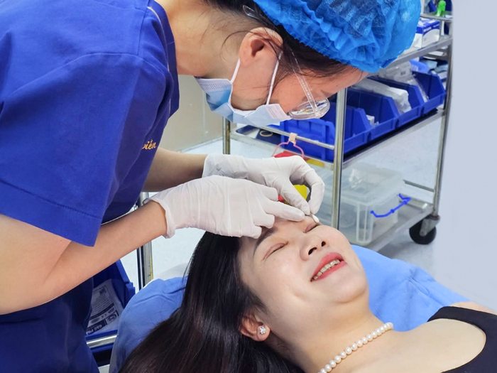 Khi mí mắt đã liền da, khô ráo không rỉ dịch thì có thể cắt chỉ