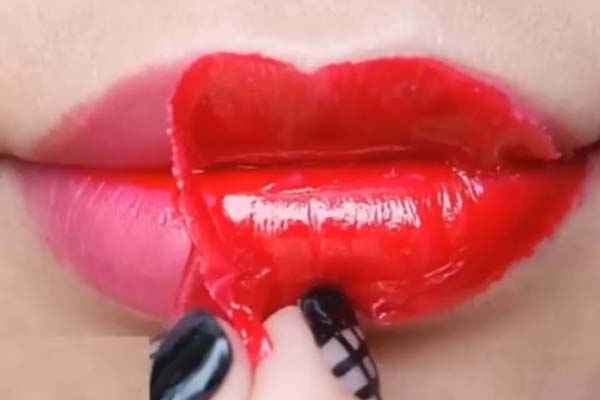 Không nên bóc vảy sau phun môi sẽ gây nhiễm trùng vết thương